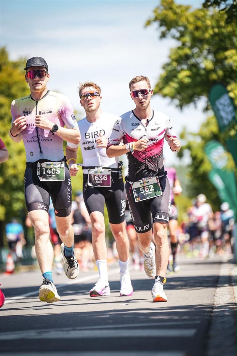 Coureurs sur le parcours à pied d'un triathlon