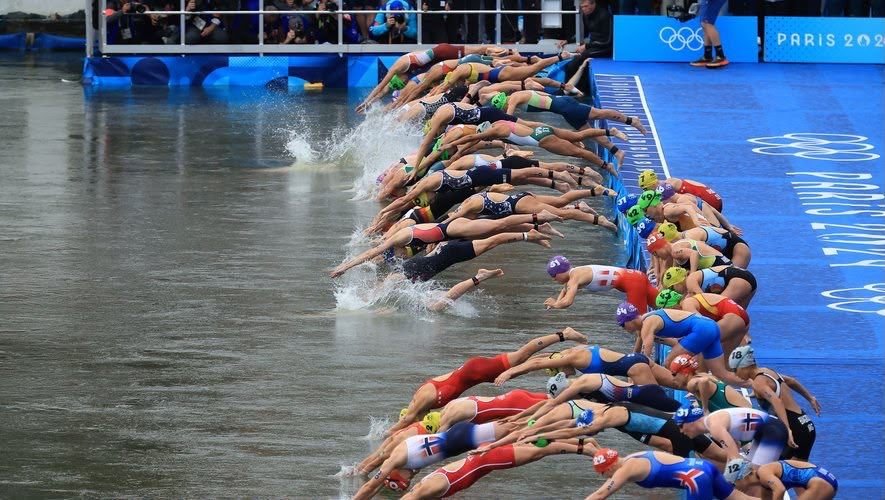 Départ d'une épreuve de natation en eau libre