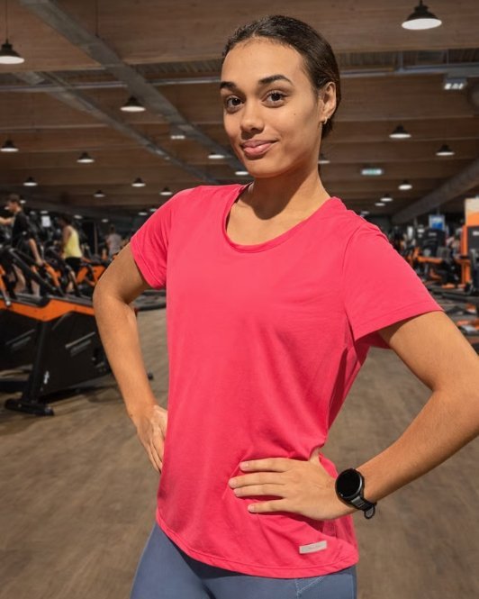 Sarah Thévenau, coach sportive, en t-shirt Fit(H)er dans une salle de sport