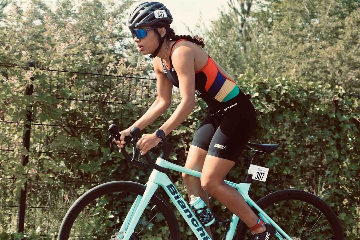 Triathlète sur son vélo de route en course